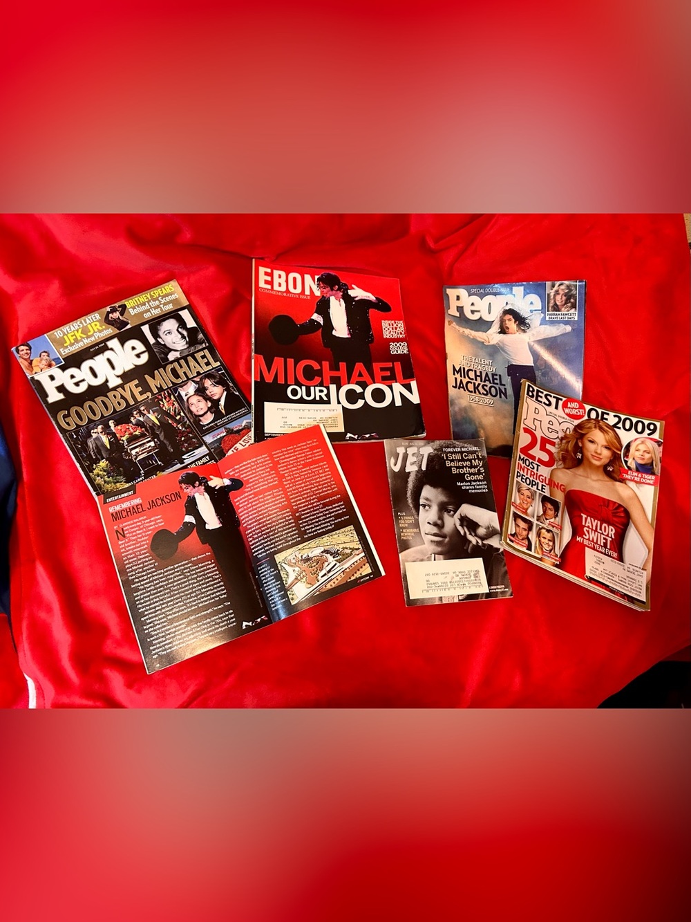 Lot of (6) Michael Jackson magazines. Years 1998-2012.